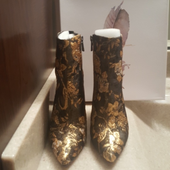 Jessica Simpson Shoes - 🎊HP🎉Jessica Simpson Gold Metallic Ankle Bootie